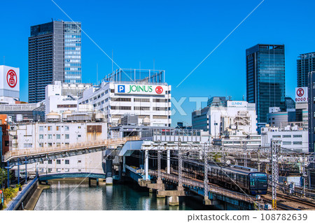 日本橫濱城市景觀相鐵線橫濱站和進入月台的火車的視圖 日本橫濱城市景觀相鐵線橫濱站和進入月台的火車的視圖 108782639
