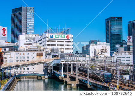 日本橫濱城市景觀相鐵線橫濱站和進入月台的火車的視圖 108782640