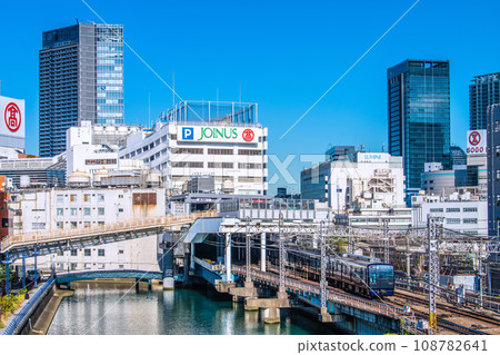 日本橫濱城市景觀相鐵線橫濱站和進入月台的火車的視圖 日本橫濱城市景觀相鐵線橫濱站和進入月台的火車的視圖 108782641