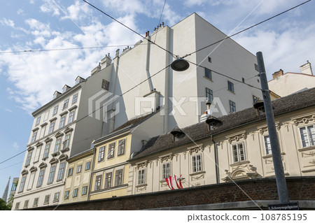 Beautiful buildings on the streets of Vienna 108785195