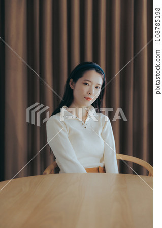 在一家咖啡館放鬆的女人 108785198