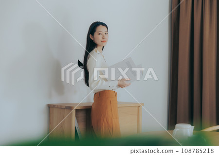 Woman relaxing in a cafe 108785218