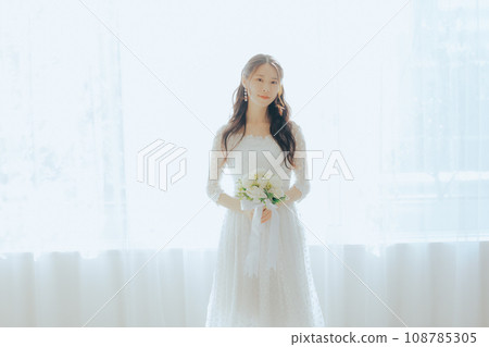 一個穿著白色連衣裙的女人 一個穿著白色連衣裙的女人 108785305