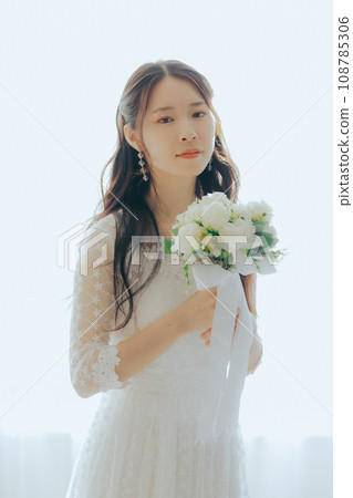 一個穿著白色連衣裙的女人 108785306