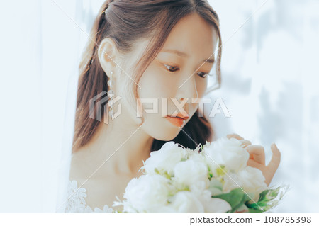 Young woman with bouquet 108785398