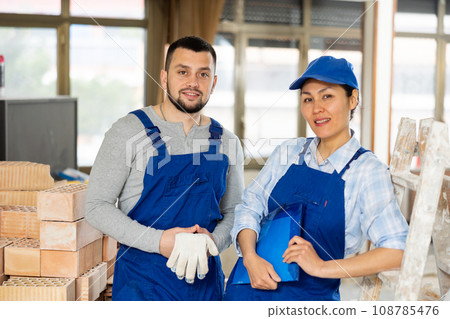 Portrait of man and woman builders in apartment 108785476