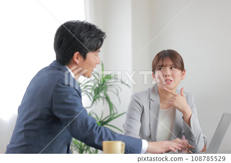Meetings where opinions differ _ Business people, male and female, who want to share their opinions with each other 1 Meetings where opinions differ _ Business people, male and female, who want to share their opinions with each other 1 108785529