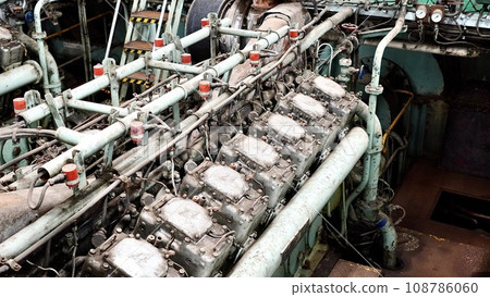 青函渡輪八甲田丸第一主機艙的柴油發動機 青函渡輪八甲田丸第一主機艙的柴油發動機 108786060