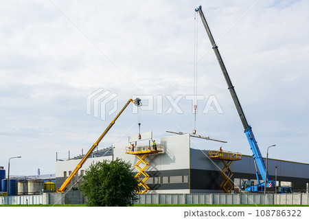 Sandwich panels wall assembly using telescopic boom crane and self propelled scissor lift platform Sandwich panels wall assembly using telescopic boom crane and self propelled scissor lift platform 108786322