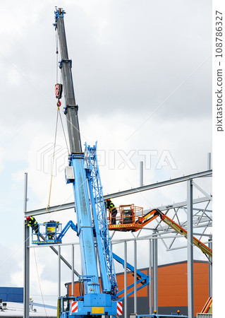 Steel frame structure assembly using telescopic boom crane and self propelled articulating boom lift Steel frame structure assembly using telescopic boom crane and self propelled articulating boom lift 108786327