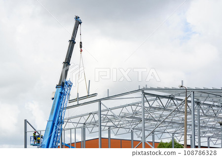 Steel frame structure assembly using telescopic boom crane and self propelled articulating boom lift 108786328