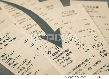 Downward arrow and receipt Household budget 108786388