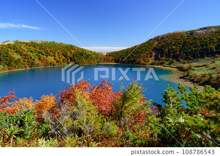Goshikinuma (Witch's Eye) seen from near Mt. Issekyoyama and Mt. Iegata in autumn 108786543