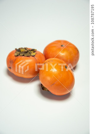 放在白色背景上的柿子 108787195