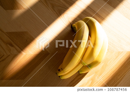 Ripe bananas bunch on the wooden background 108787456