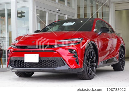 經銷店裡排隊的豪華車:豐田皇冠運動 經銷店裡排隊的豪華車:豐田皇冠運動 108788022