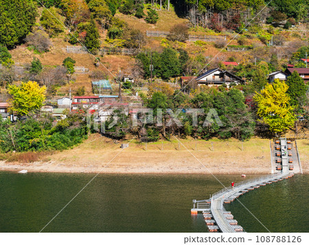 Lake Okutama and Drum Can Bridge in autumn 108788126