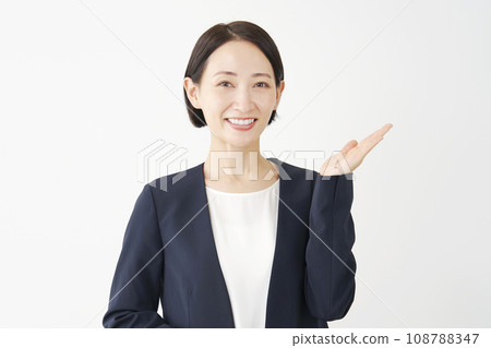 中年女商人用手掌、白色背景指著右邊 108788347