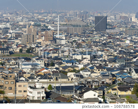[High resolution] Osaka cityscape seen from a hill 108788578