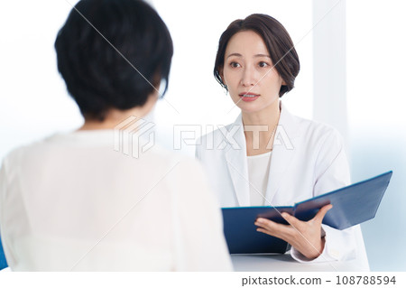 病人在醫院接受醫生檢查 病人在醫院接受醫生檢查 108788594