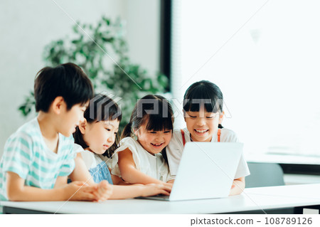 小學生學習程式設計。 108789126