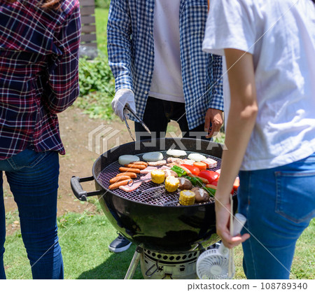 與朋友歡聚一堂，準備燒烤 108789340