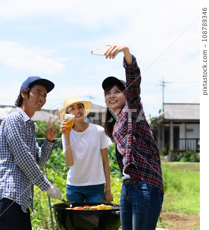 I took a commemorative photo with my smartphone. 108789346