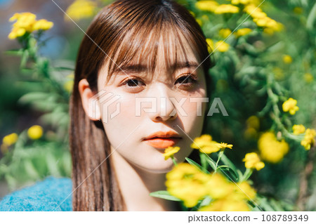 花和年輕女子 108789349