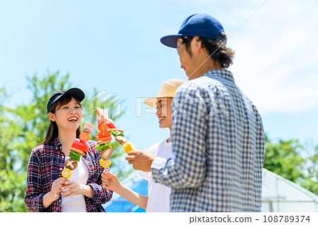 與朋友歡聚一堂，準備燒烤 108789374