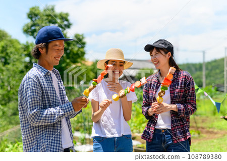 與朋友歡聚一堂，準備燒烤 108789380