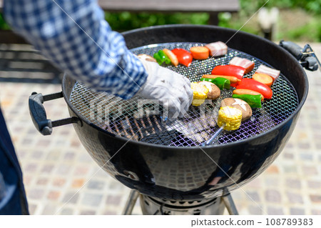 與朋友歡聚一堂，準備燒烤 108789383