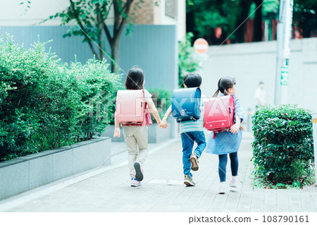 小學生通勤上學。 小學生通勤上學。 108790161