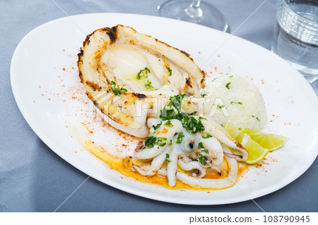 Fried cuttlefish served with rice 108790945