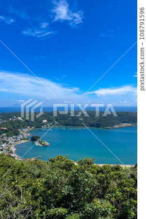 Beautiful cityscape and bay 108791596