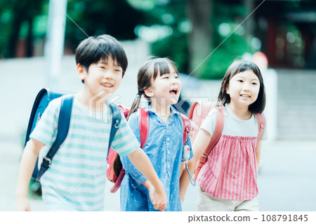 小學生通勤上學。 小學生通勤上學。 108791845