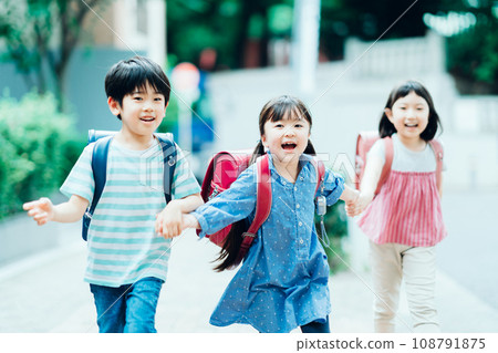 小學生通勤上學。 108791875