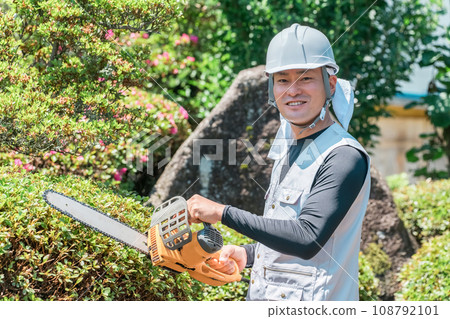 園丁/園林設計師/園丁用電鋸修剪花園樹木（園藝） 108792101