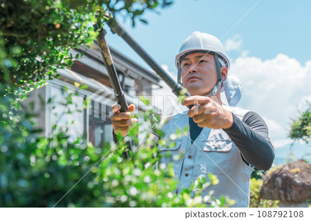 園丁、園林設計師、園丁、樹藝師、修剪花園樹木的人（園藝） 108792108