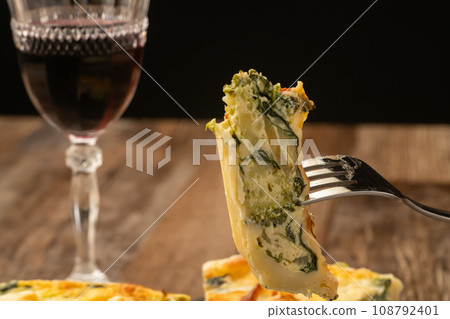用筷子做乳蛋餅 用筷子做乳蛋餅 108792401