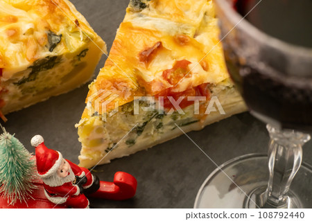 乳蛋餅 石盤 酒 聖誕老人 乳蛋餅 石盤 酒 聖誕老人 108792440