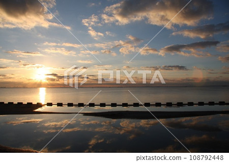 Morning sun from the sea in Urayasu City 108792448