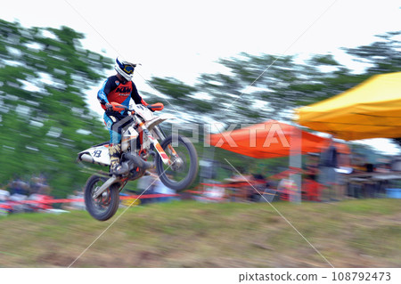 跳躍越野摩托車 108792473