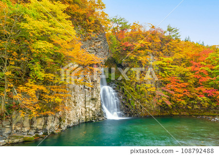 銫子瀑布和秋葉 108792488