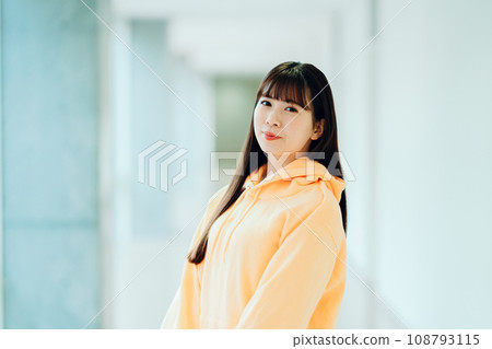 一名女大學生站在走廊上。攝影合作:有明教育藝術專門學校 一名女大學生站在走廊上。攝影合作:有明教育藝術專門學校 108793115
