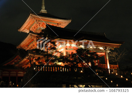 Kyoto, night visit - Kiyomizu Temple illuminated, precincts, stroll Kyoto, night visit - Kiyomizu Temple illuminated, precincts, stroll 108793325