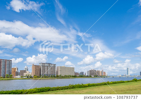 Shinano River Yasuragi Embankment Green Area - Right side - Japan's first gentle embankment - A landscape that harmonizes with the surrounding cultural facilities 108793737