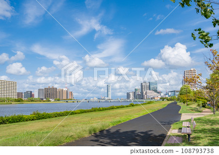 Shinano River Yasuragi Embankment Green Area - Right side - Japan's first gentle embankment - A landscape that harmonizes with the surrounding cultural facilities Shinano River Yasuragi Embankment Green Area - Right side - Japan's first gentle embankment - A landscape that harmonizes with the surrounding cultural facilities 108793738