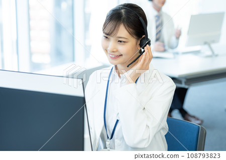 operator in white 108793823