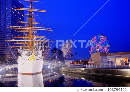 Sailing ship Nippon Maru night view_Big Ferris wheel_from the front 108794121