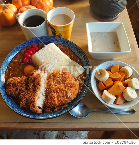 看起來很美味的咖哩飯（炸肉排、油炸食品、肉碎） 108794186